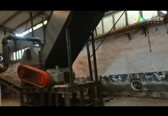 斷橋鋁粉碎機(jī)廠家為客戶免費(fèi)安裝設(shè)備并運(yùn)行測試