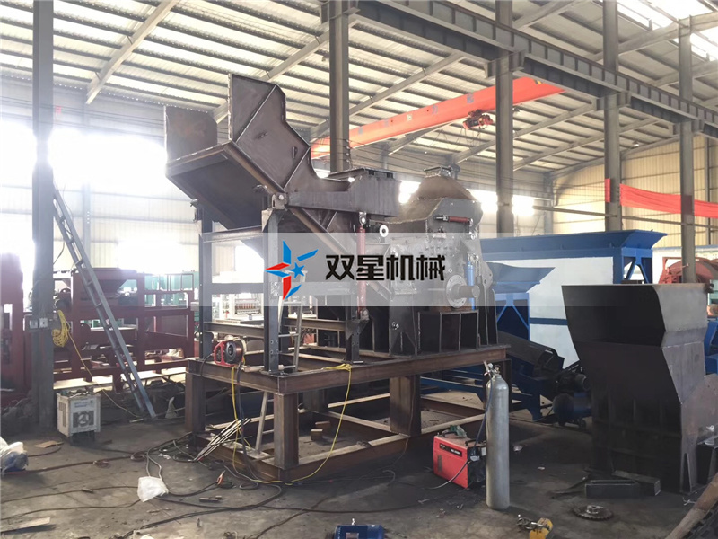 <a href='http://www.bzhuatong.com/' target='_blank'><span>金屬粉碎機(jī)</span></a>生產(chǎn)車間實(shí)拍