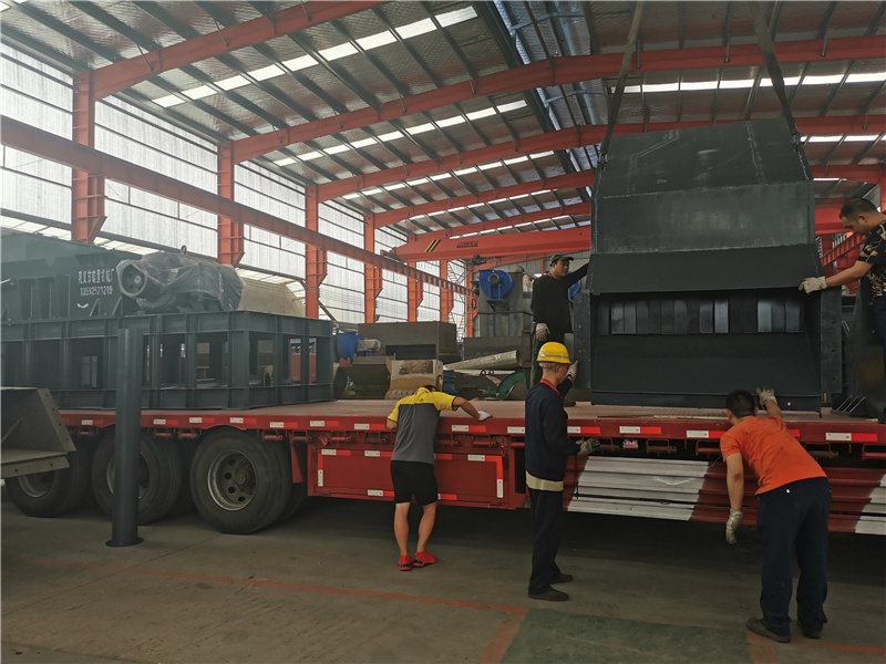 <a href='http://www.bzhuatong.com/1/55.html' target='_blank'><span>斷橋鋁粉碎機(jī)</span></a>設(shè)備發(fā)貨