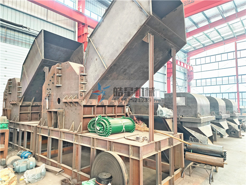金屬粉碎機錘頭、篩板、破碎腔體生產組裝現(xiàn)場