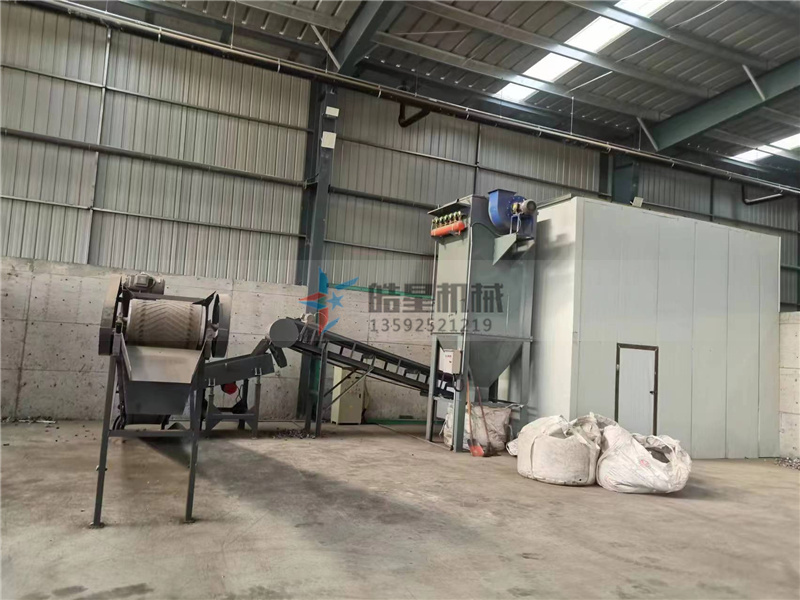 鋁合金破碎機(jī)是一種用于將鋁合金材料破碎成小塊的機(jī)器設(shè)備。它通常由進(jìn)料系統(tǒng)、破碎系統(tǒng)、分類系統(tǒng)和出料系統(tǒng)組成。那么鋁合金破碎機(jī)生產(chǎn)出符合標(biāo)準(zhǔn)的破碎料需要注意以下幾個(gè)方面：