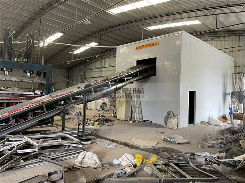 鋁合金破碎機設備的價格取決于其型號、規(guī)格、產(chǎn)能和品牌等因素。因此，無法給出具體的價格。一般而言，鋁合金破碎機設備的價格在幾千到數(shù)十萬元人民幣不等。
